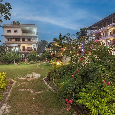 Hotel Riverside With Swimming Pool Sauraha Ngoại thất bức ảnh
