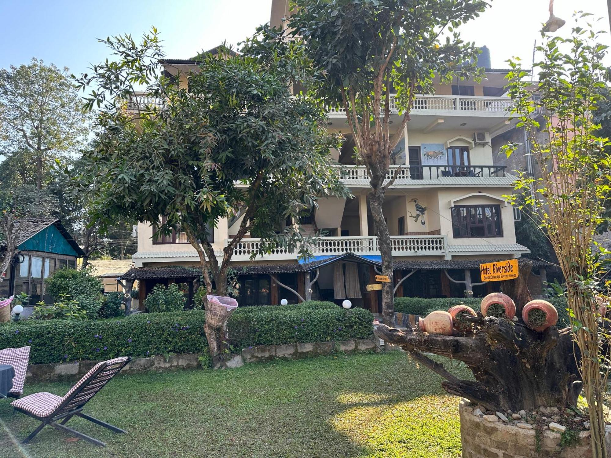 Hotel Riverside With Swimming Pool Sauraha Ngoại thất bức ảnh