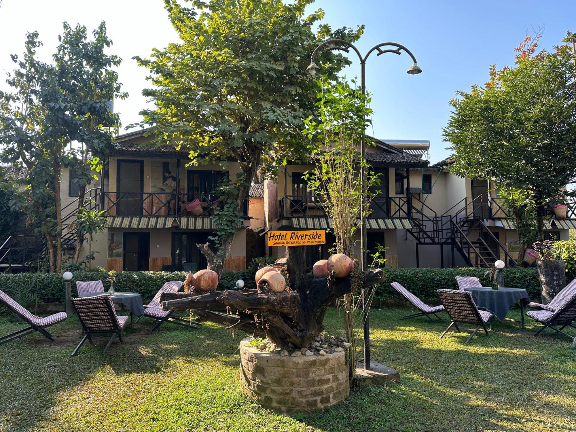 Hotel Riverside With Swimming Pool Sauraha Ngoại thất bức ảnh