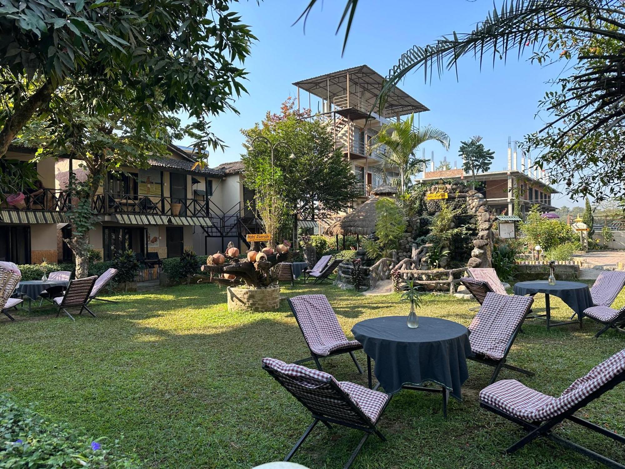 Hotel Riverside With Swimming Pool Sauraha Ngoại thất bức ảnh