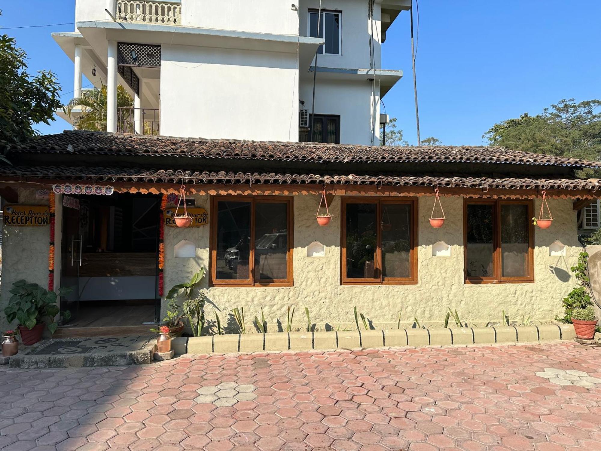 Hotel Riverside With Swimming Pool Sauraha Ngoại thất bức ảnh