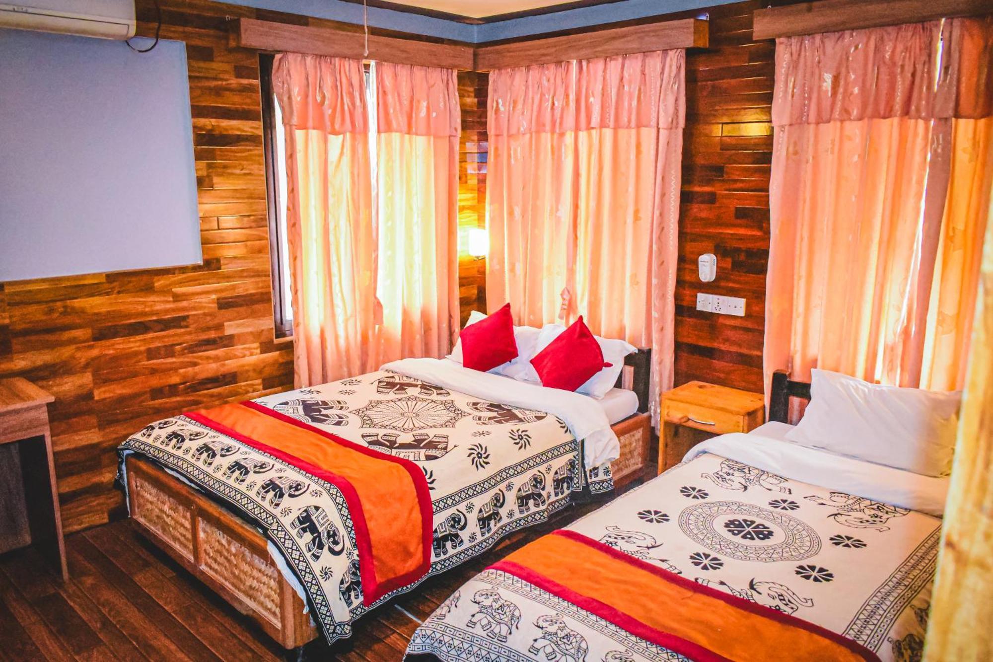 Hotel Riverside With Swimming Pool Sauraha Ngoại thất bức ảnh