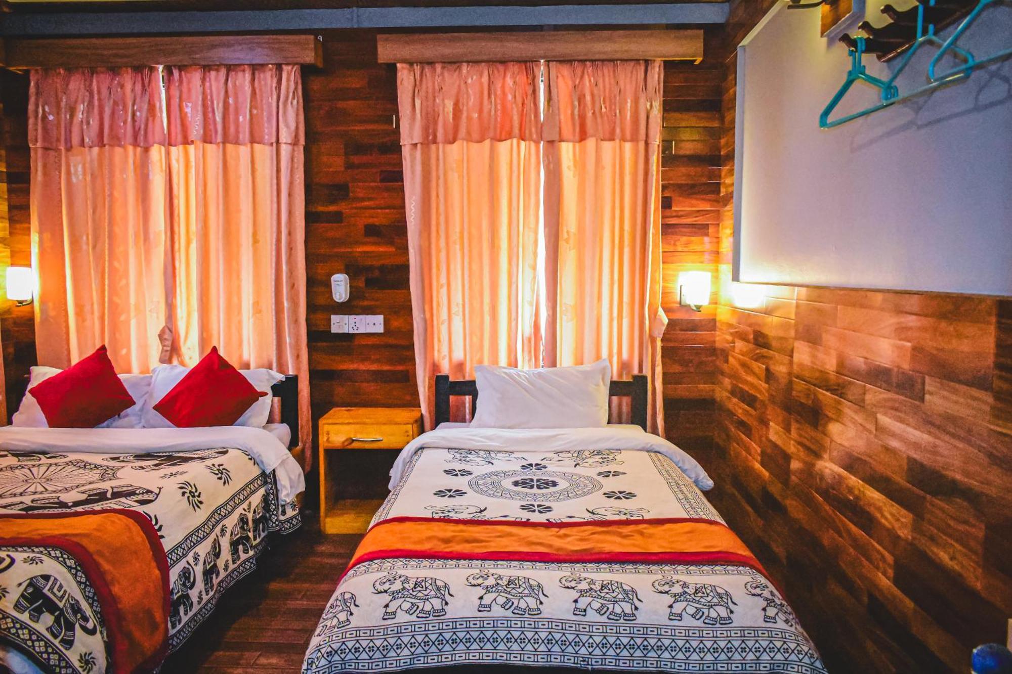 Hotel Riverside With Swimming Pool Sauraha Ngoại thất bức ảnh