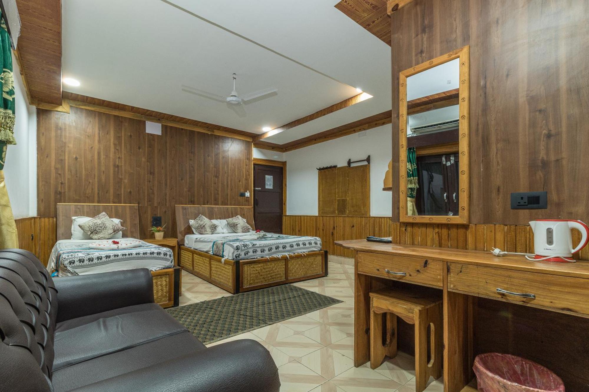 Hotel Riverside With Swimming Pool Sauraha Ngoại thất bức ảnh