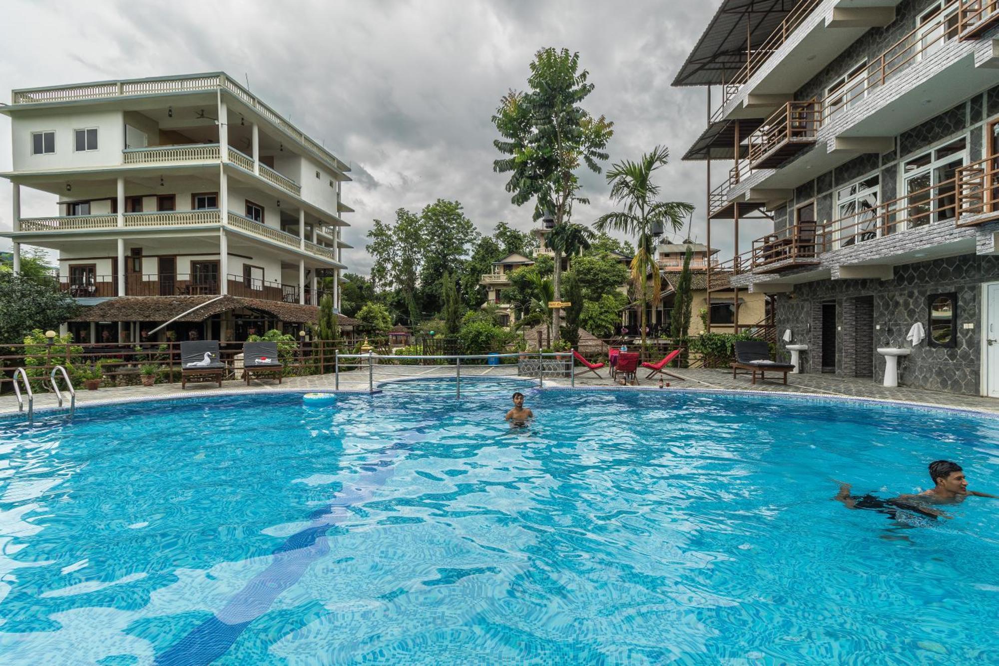 Hotel Riverside With Swimming Pool Sauraha Ngoại thất bức ảnh