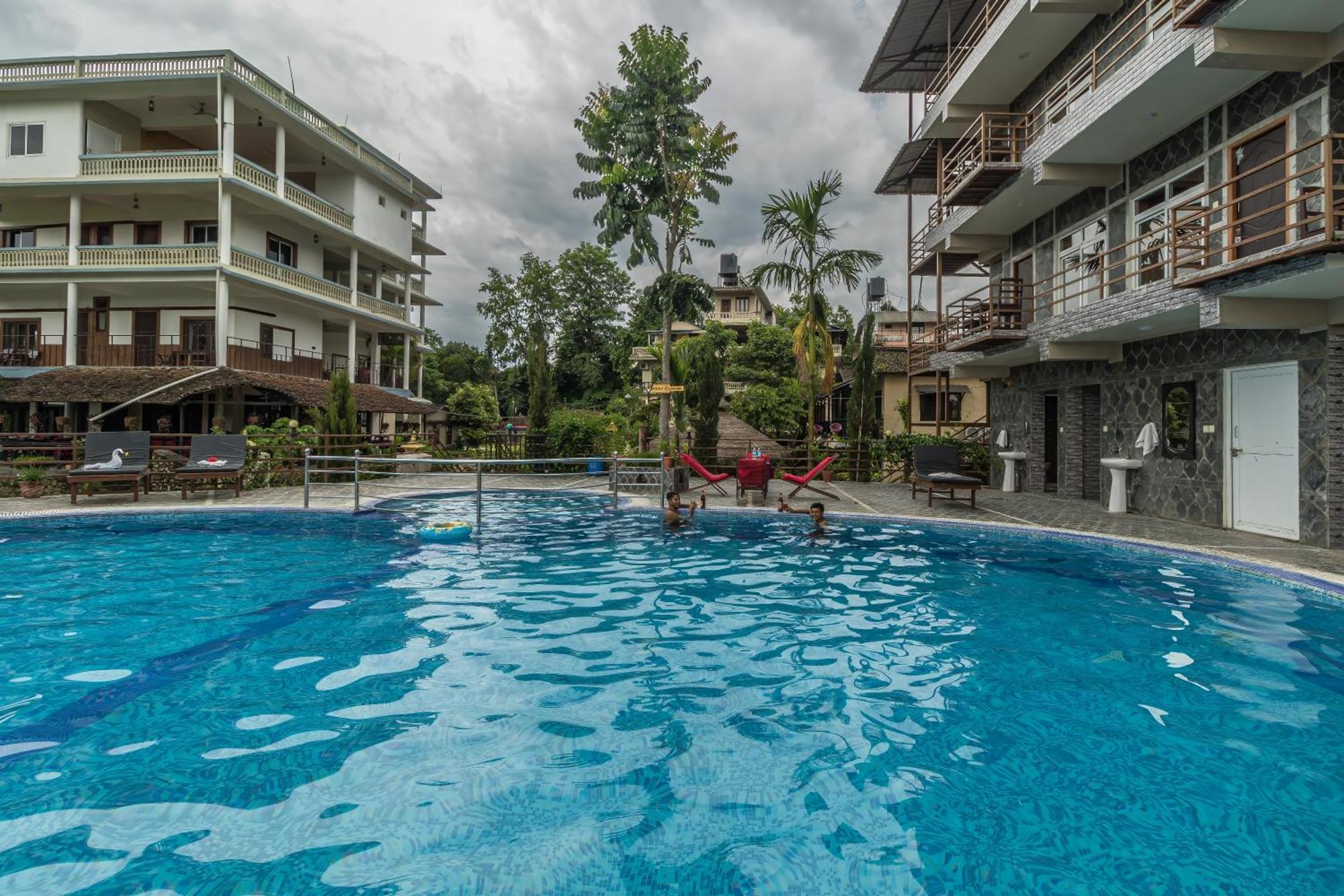Hotel Riverside With Swimming Pool Sauraha Ngoại thất bức ảnh