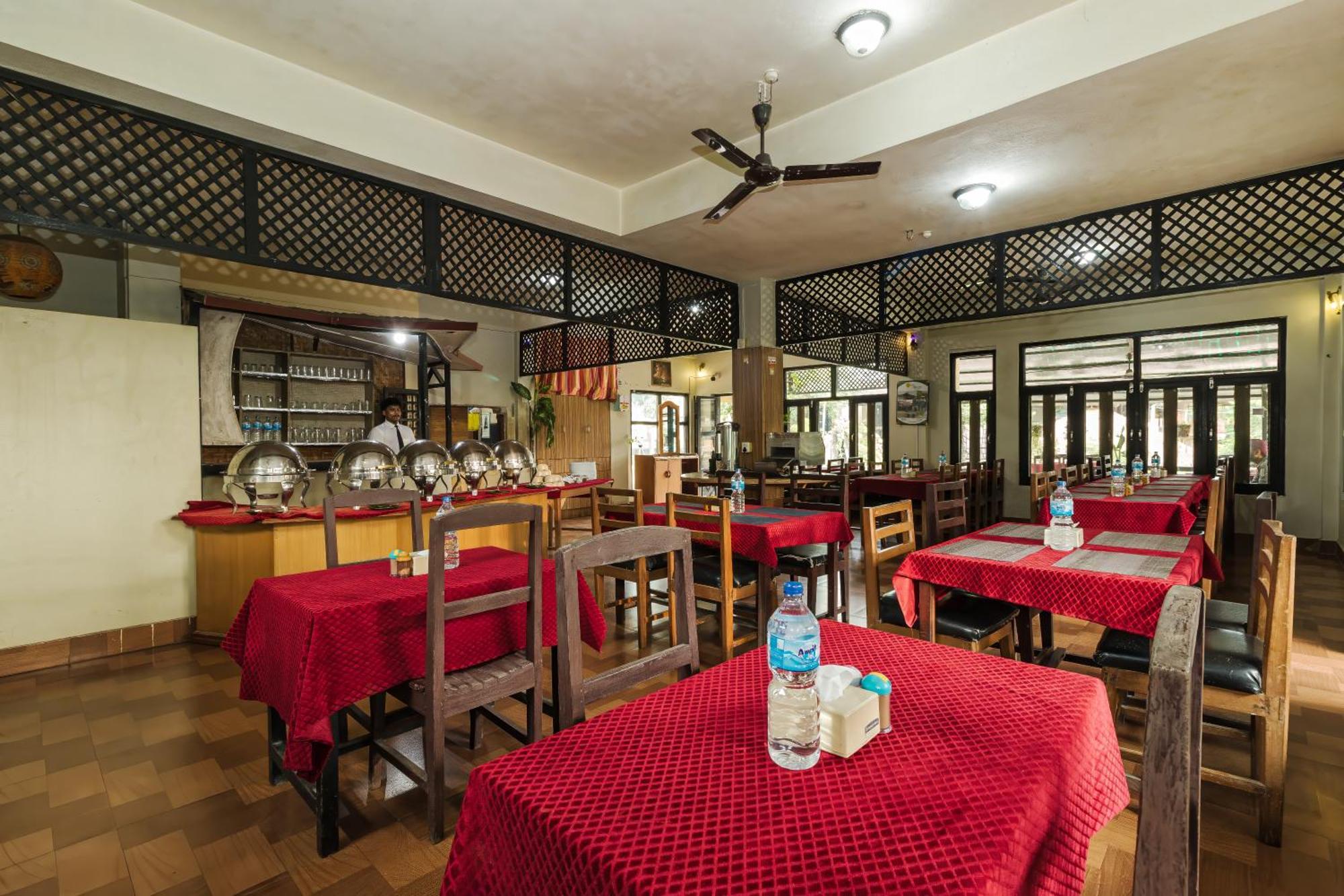 Hotel Riverside With Swimming Pool Sauraha Ngoại thất bức ảnh