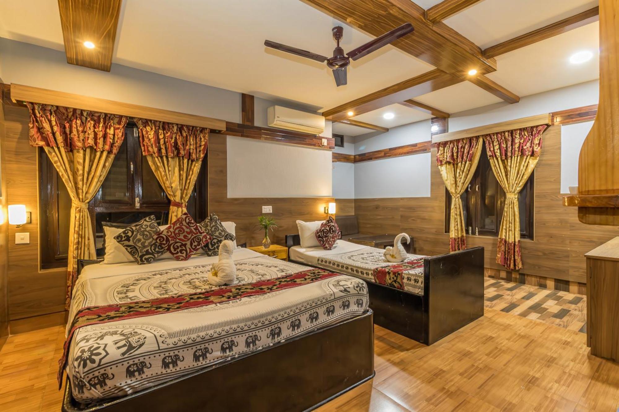 Hotel Riverside With Swimming Pool Sauraha Ngoại thất bức ảnh