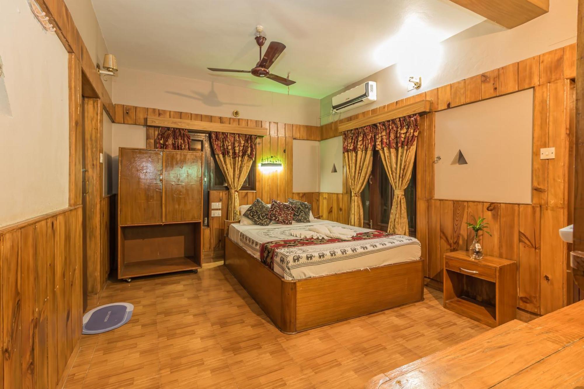 Hotel Riverside With Swimming Pool Sauraha Ngoại thất bức ảnh