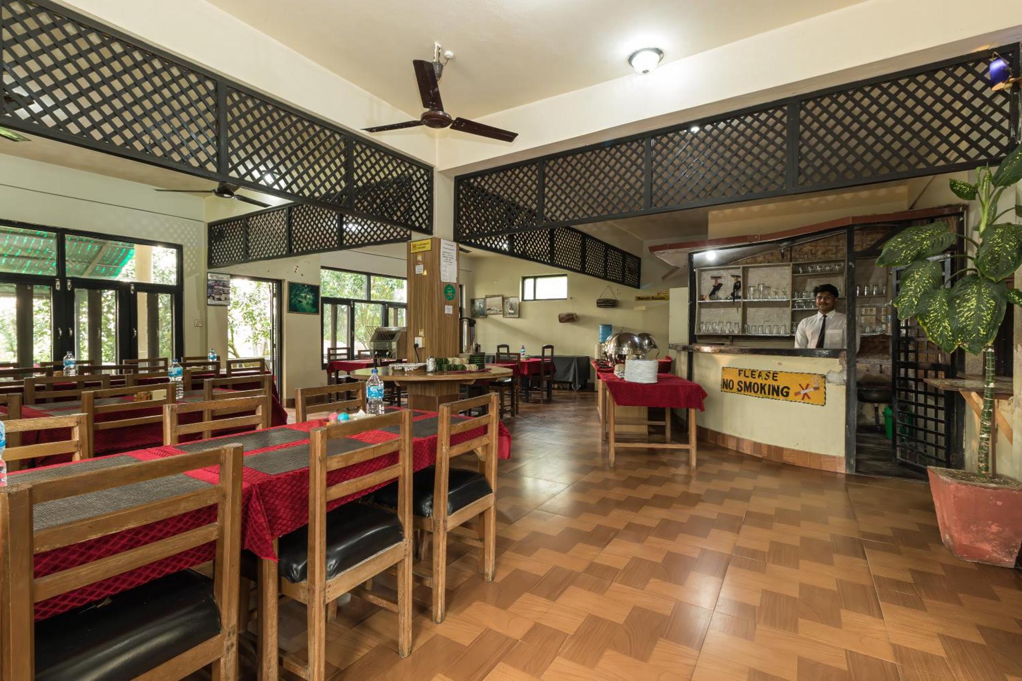 Hotel Riverside With Swimming Pool Sauraha Ngoại thất bức ảnh