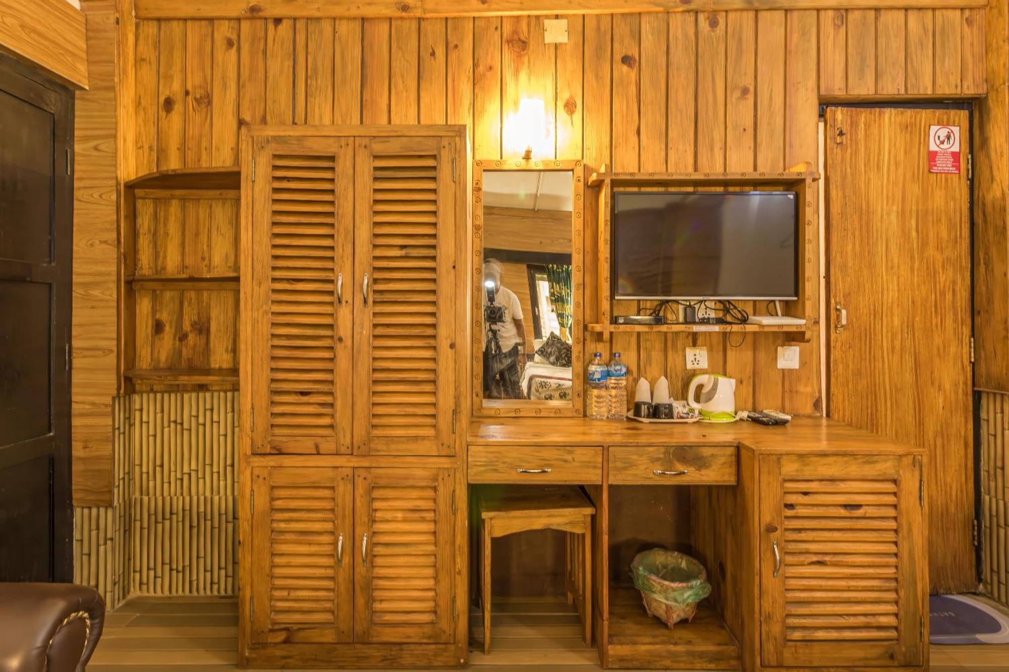 Hotel Riverside With Swimming Pool Sauraha Ngoại thất bức ảnh