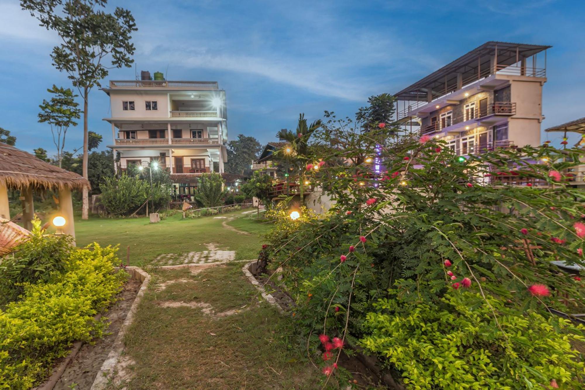 Hotel Riverside With Swimming Pool Sauraha Ngoại thất bức ảnh