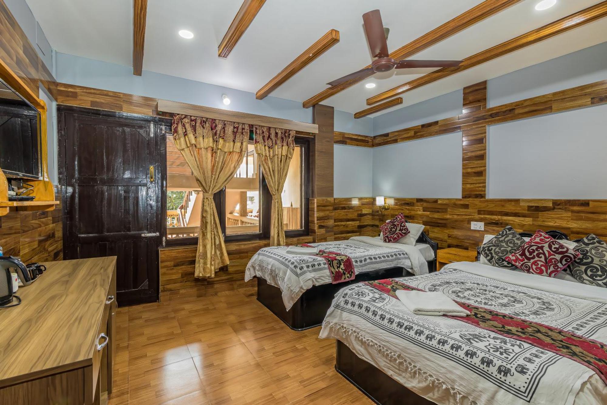Hotel Riverside With Swimming Pool Sauraha Ngoại thất bức ảnh