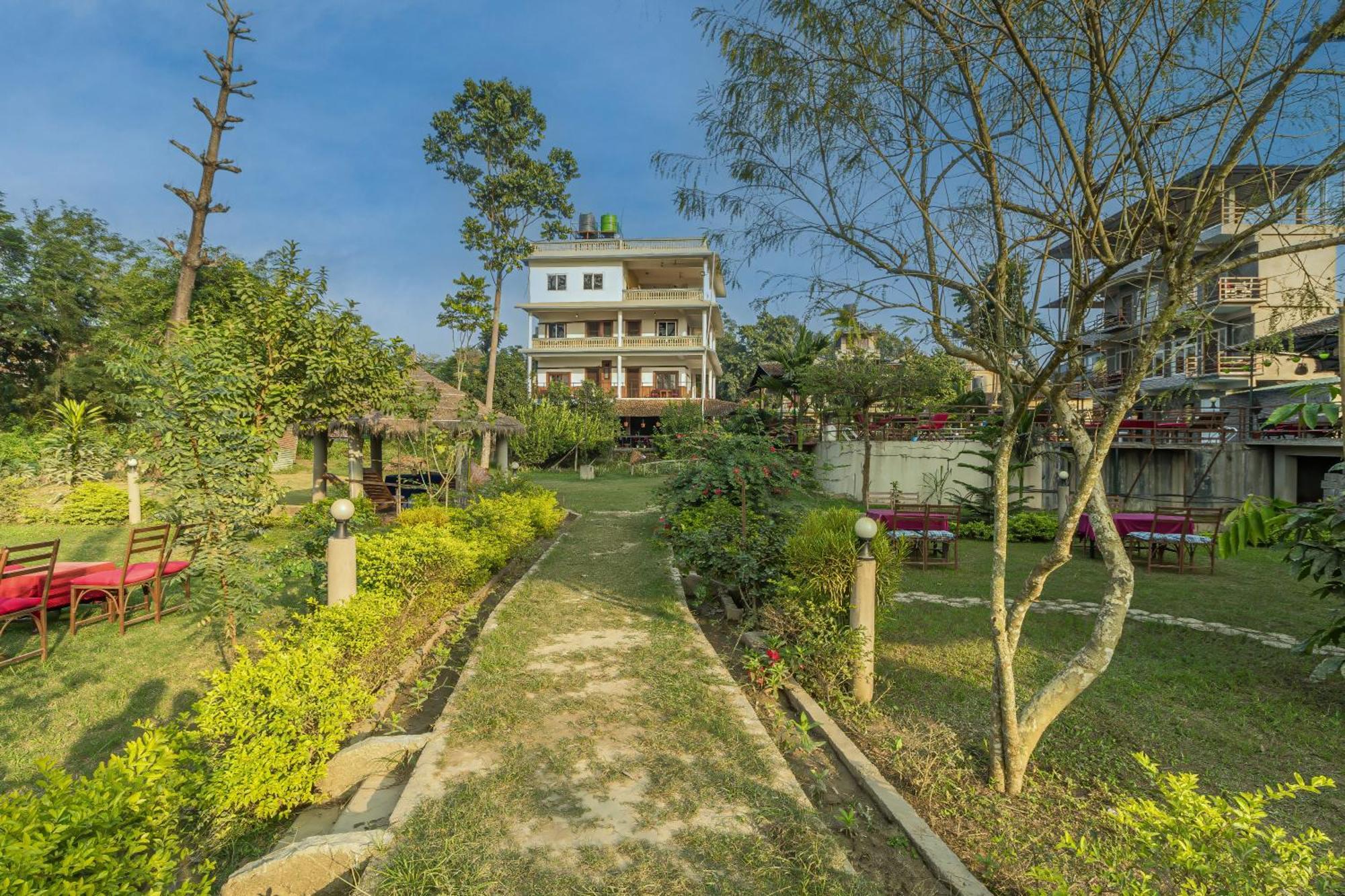 Hotel Riverside With Swimming Pool Sauraha Ngoại thất bức ảnh