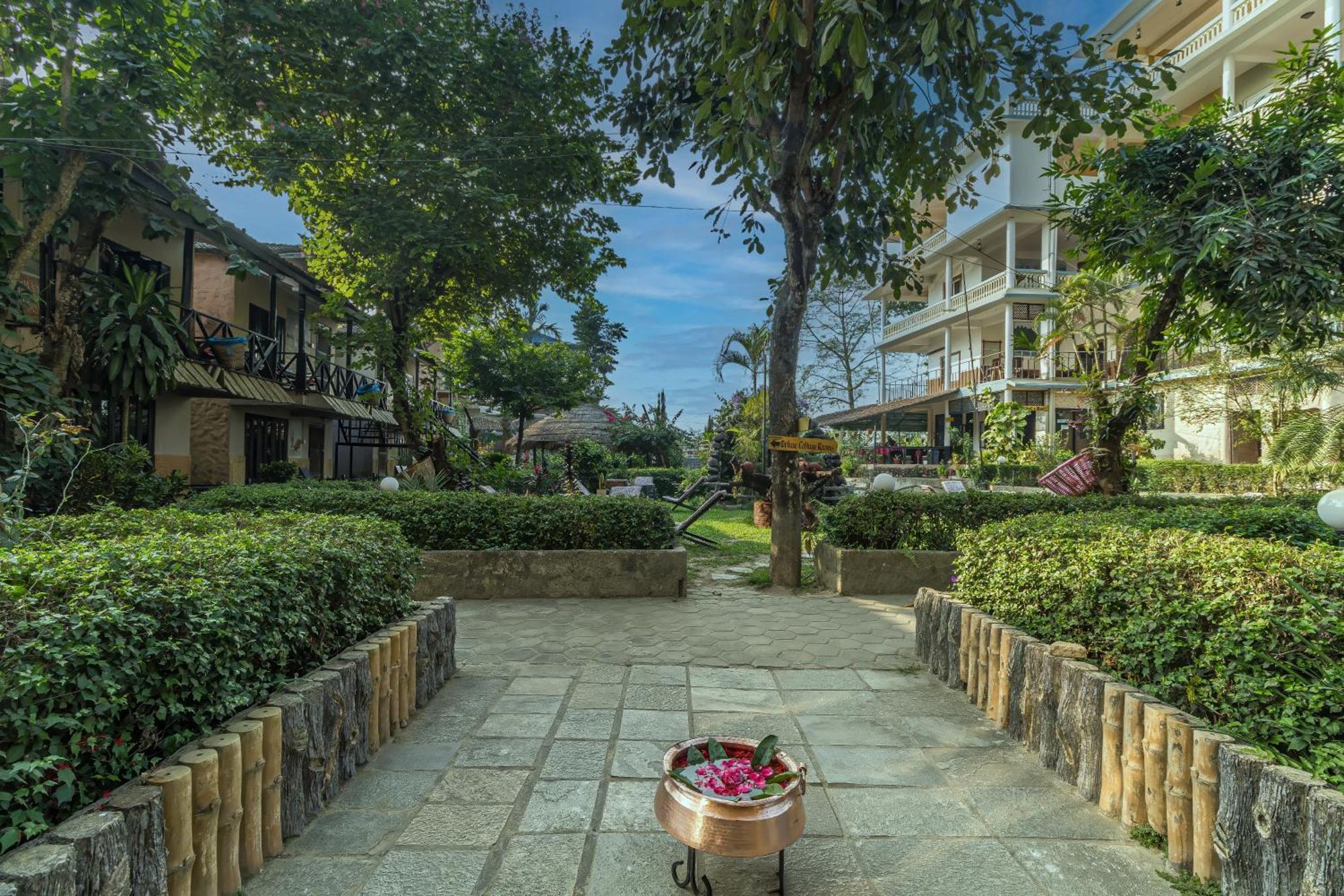 Hotel Riverside With Swimming Pool Sauraha Ngoại thất bức ảnh