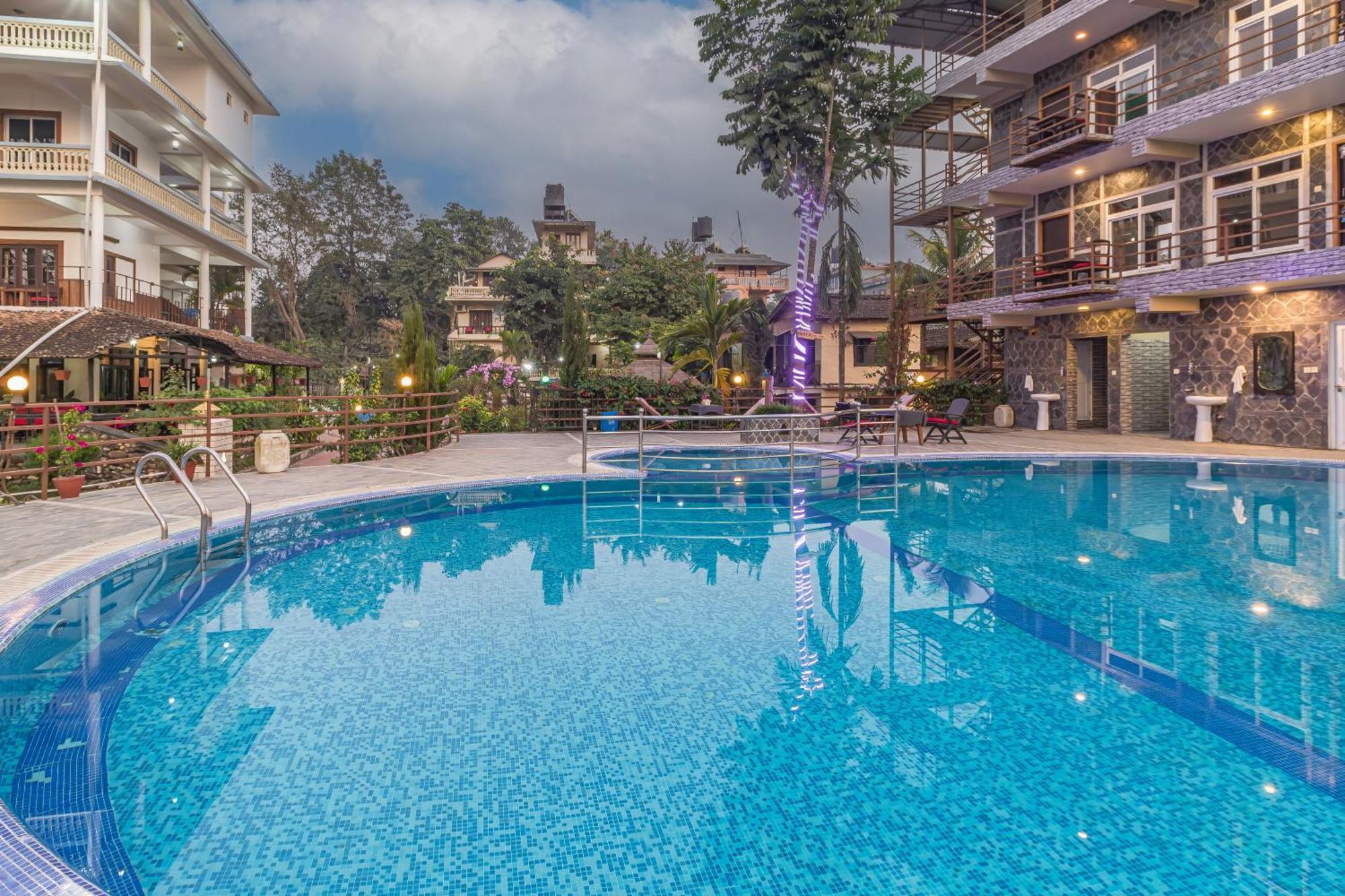 Hotel Riverside With Swimming Pool Sauraha Ngoại thất bức ảnh