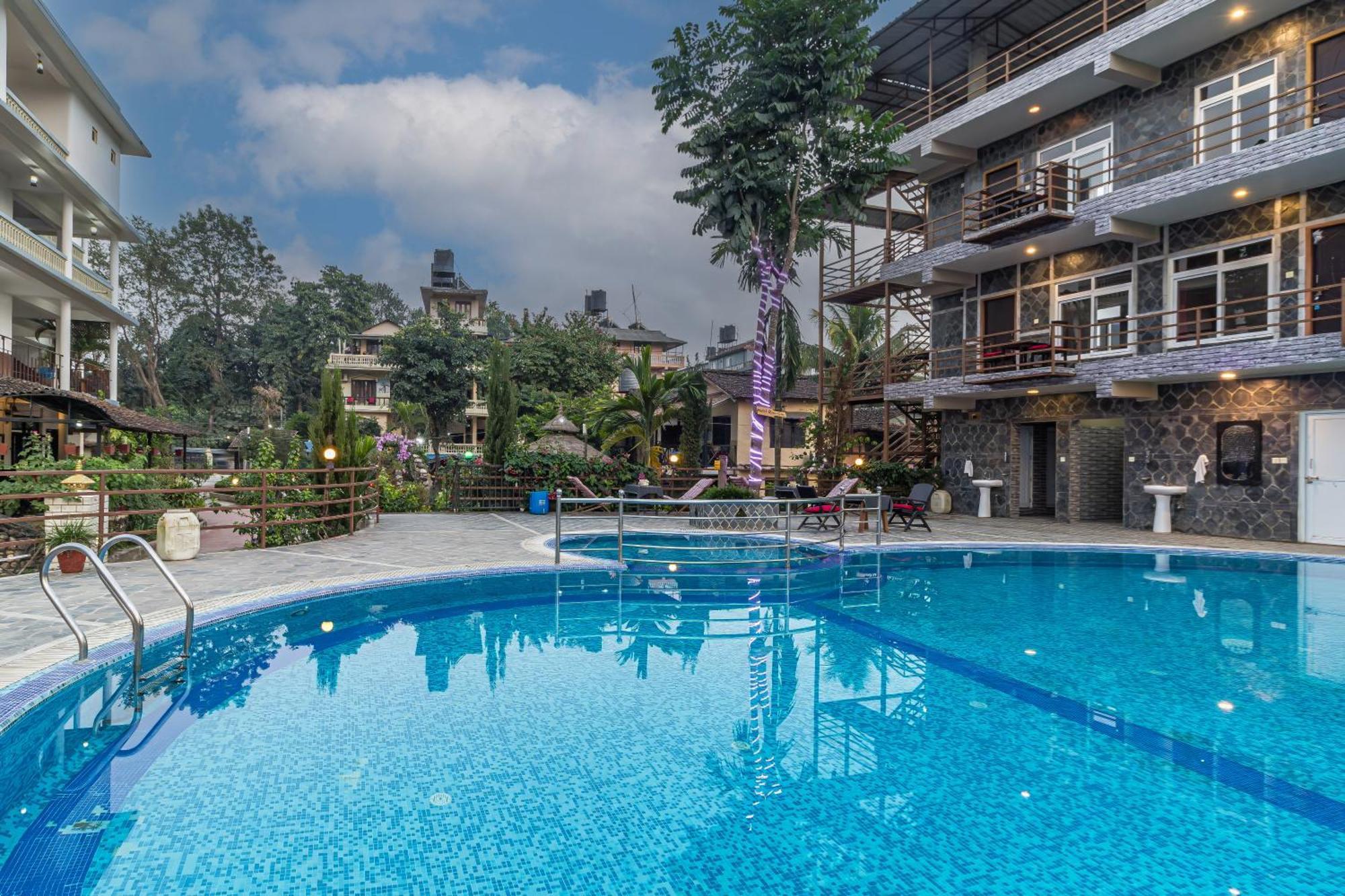 Hotel Riverside With Swimming Pool Sauraha Ngoại thất bức ảnh