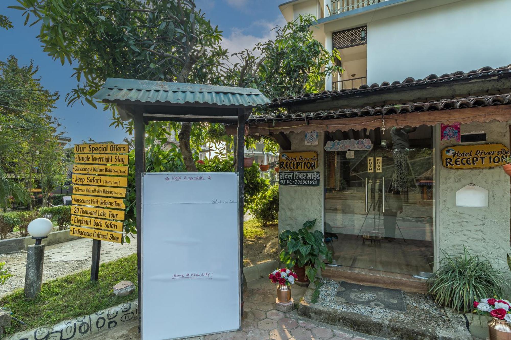 Hotel Riverside With Swimming Pool Sauraha Ngoại thất bức ảnh