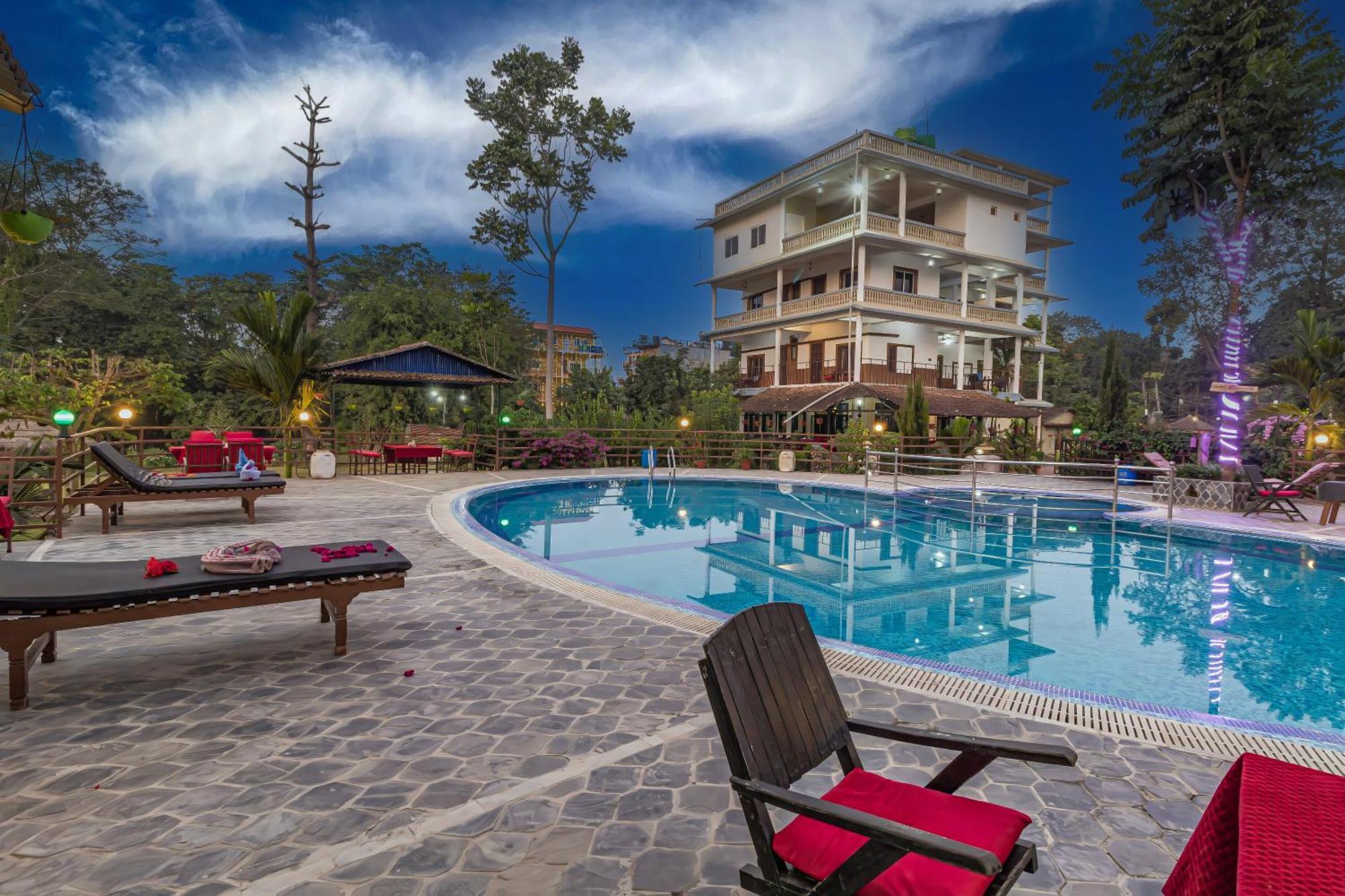 Hotel Riverside With Swimming Pool Sauraha Ngoại thất bức ảnh