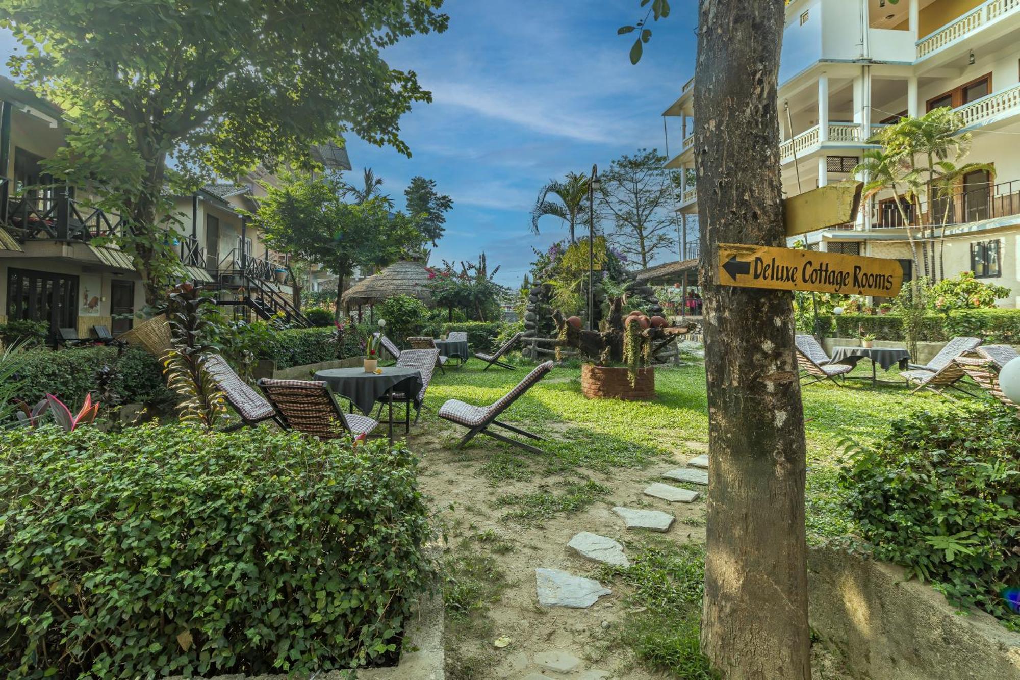 Hotel Riverside With Swimming Pool Sauraha Ngoại thất bức ảnh