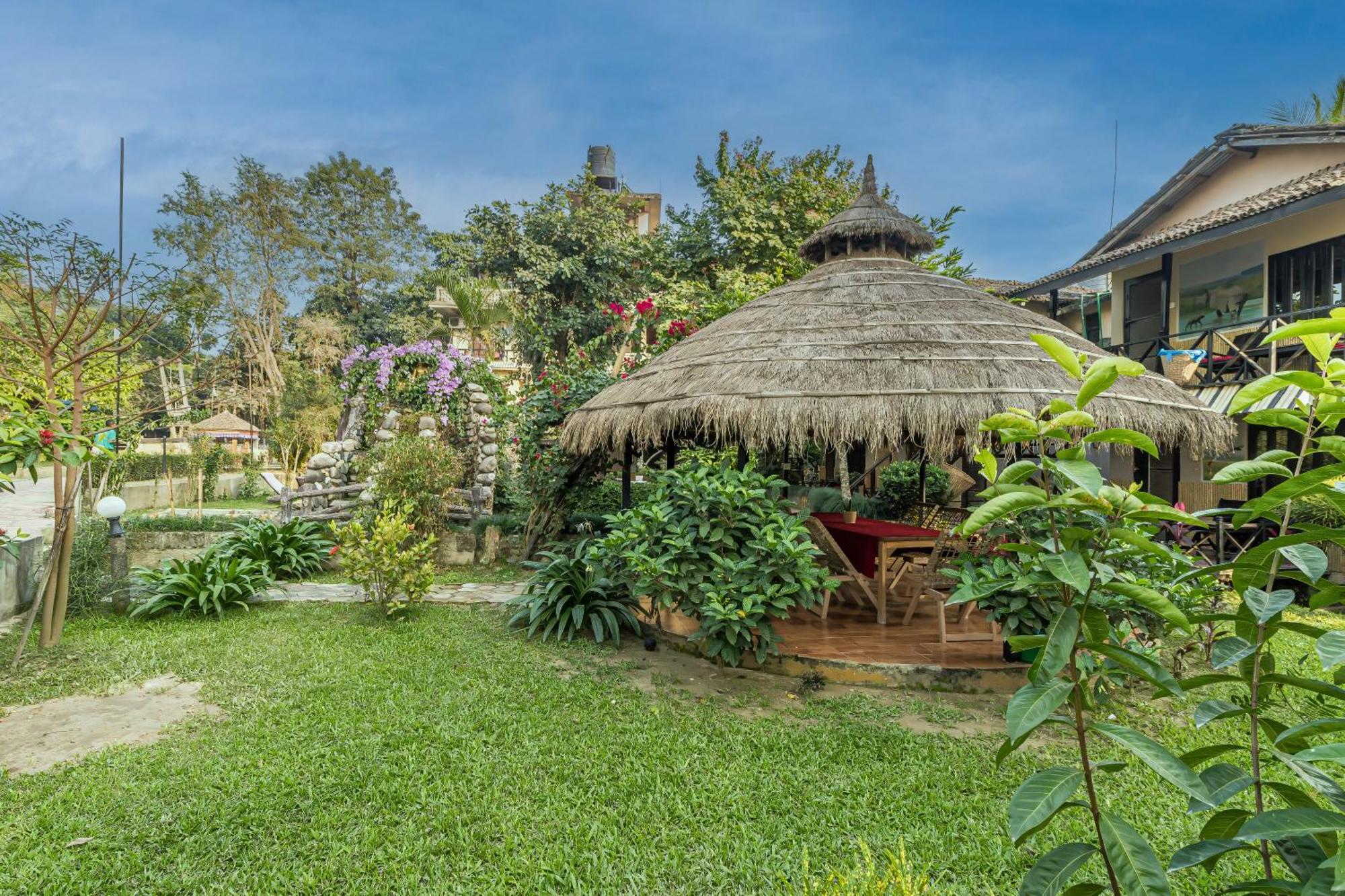 Hotel Riverside With Swimming Pool Sauraha Ngoại thất bức ảnh