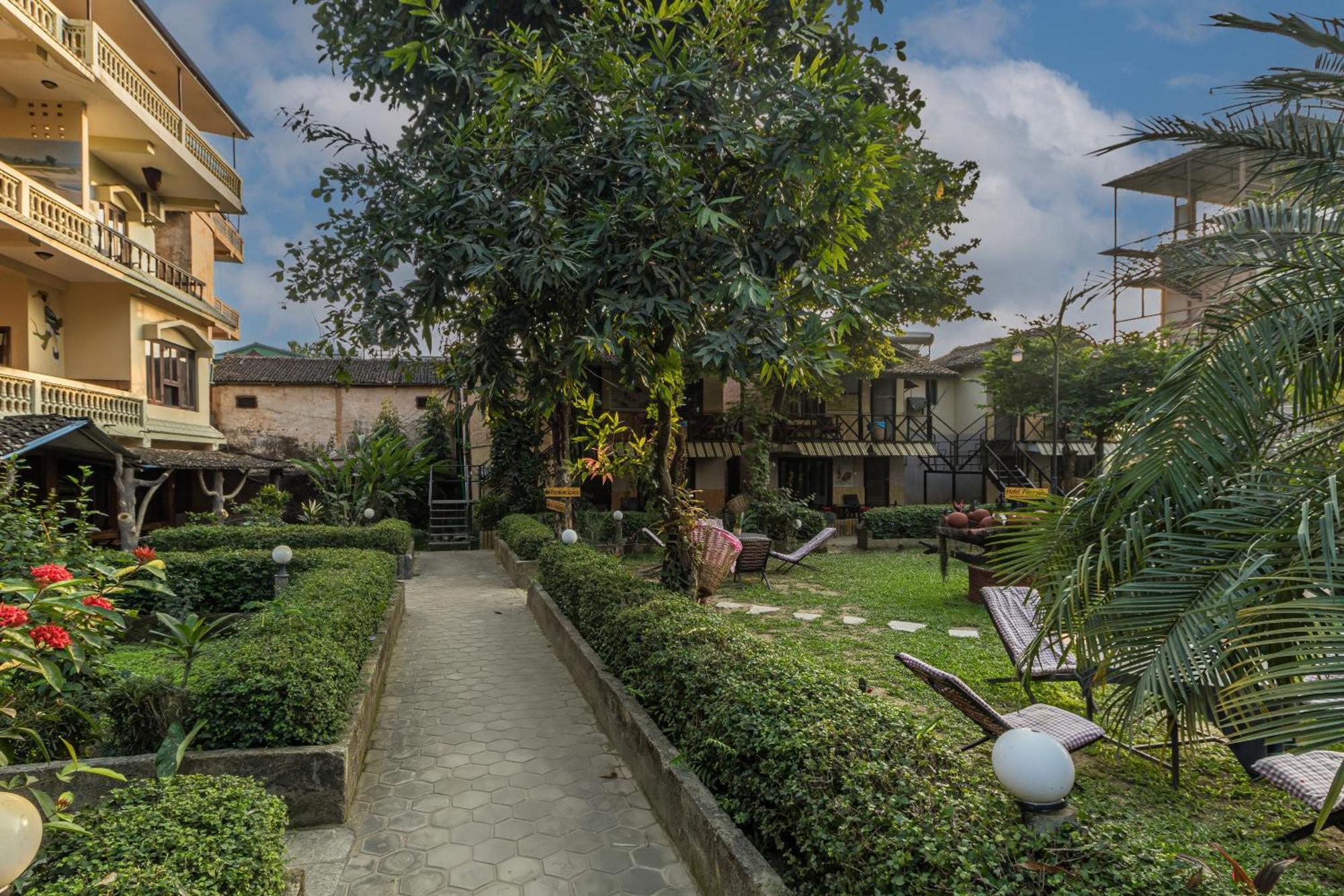 Hotel Riverside With Swimming Pool Sauraha Ngoại thất bức ảnh